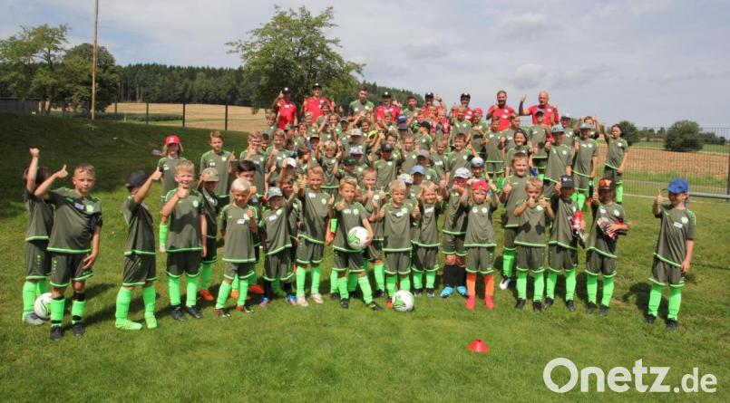 Daumen hoch! Den Kindern machte die Hans-Dorfner-Fußballschule in Kondrau sichtlich Spaß. Bild: kro