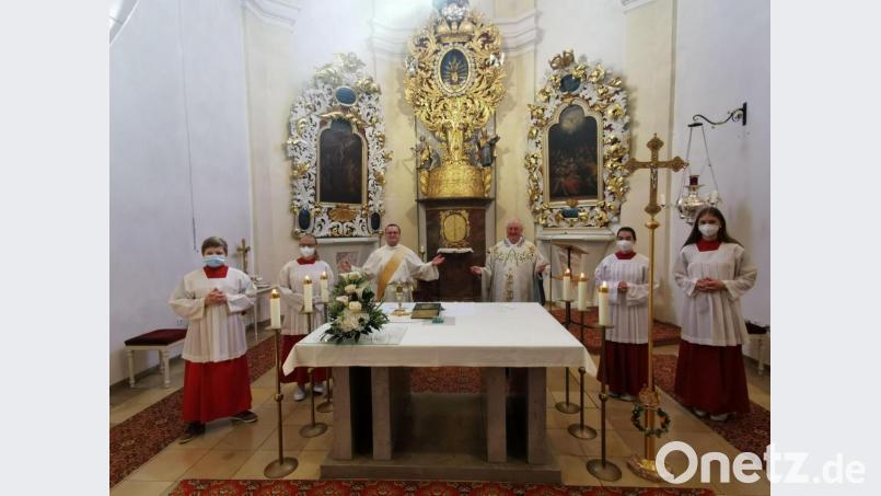 Pfarrer Erwin Bauer feierte mit Diakon Daniel Frank in der Pfarrkirche &quot;Mariä Himmelfahrt&quot; das Patrozinium. Bild: gz