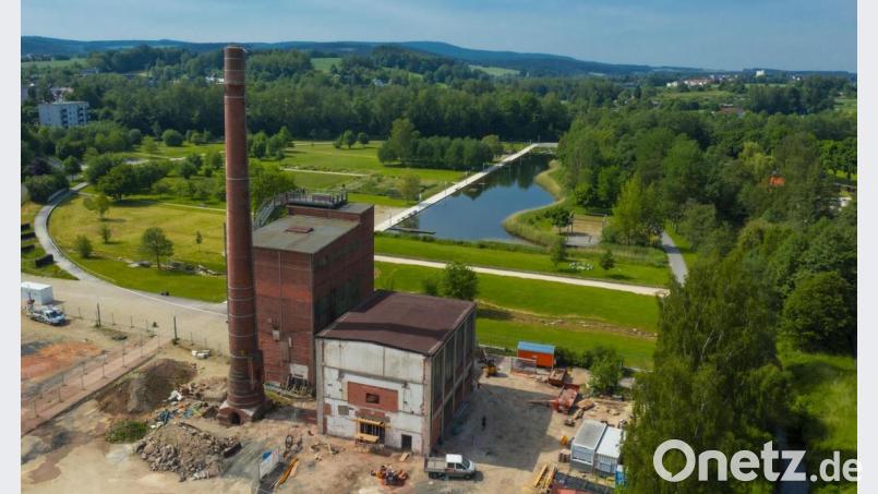 Reges Treiben herrscht im Turbinenhaus auf dem Benker-Areal. Momentan wird es kernsaniert und als Energiezentrale ertüchtigt. Über ein 540 Meter langes Nahwärmenetz werden die entstehenden Gebäudekomplexe später mit klimafreundlich erzeugter Wärme versorgt. Bild: ESM/exb