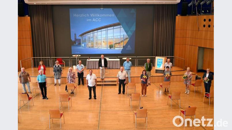 Oberbürgermeister Michael Cerny (hinten Mitte) mit (von links) Wolfgang Wendl, Reinhard Gräml, Editha Göbl, Daniela Wilhelm, Renate Kolb, Wolfgang Dietz, Rudolf Kordein, Rupert Mayr, Wolfgang Jobst, Helga Schuller, Wolfgang König, Ingrid Kätzlmeier, Christian Wiendl, Carola Hummel und Angelika Birkmüller. Bild: Susanne Schwab, Stadt Amberg/exb