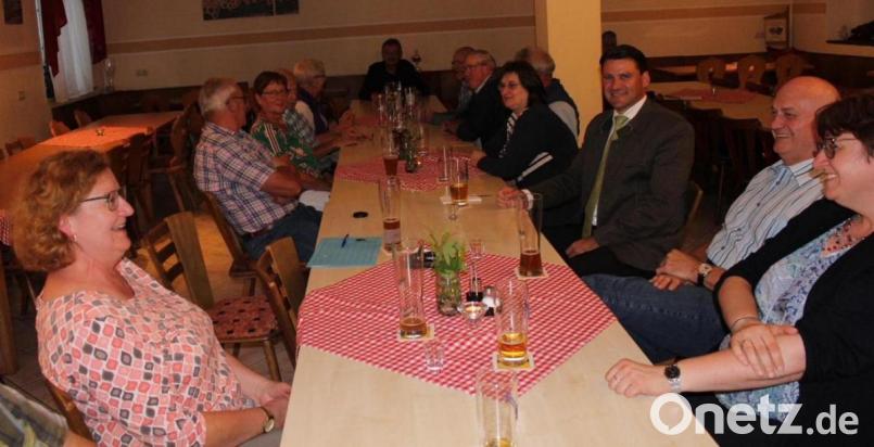 Bürgermeisterin Anita Forster, Bürgermeister Walter Schauer und Landrat Thomas Ebeling (von rechts) dankten den Bürgerbus-Fahrern für ihre wertvollen Dienste. Bild: Dominik Hauser/exb