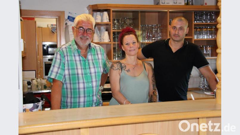 Ihr Pachtverhältnis des DJK-Sportheims mussten Eitel Reiher und Ehefrau Bianca Matthies-Reiher (von rechts) beenden. Bis DJK-Vorsitzender Rupert Troppmann (links) Nachfolger gefunden hat, betreuen sie die Gäste in einem eingeschränkten Betrieb jedoch weiter. Bild: prh