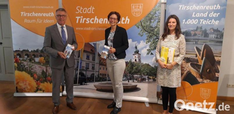 Netzwerkmanagerin Veronika Perschl (Mitte) vom Tourismusverband Ostbayern berichtete beim Besuch in Tirschenreuth über die aktuelle Tourismussituation. Im Bild die Netzwerkmanagerin mit Bürgermeister Franz Stahl und Stefanie Süß, Leiterin der Tourist-Info und des Museumsquartiers. Bild: Stadt Tirschenreuth/exb