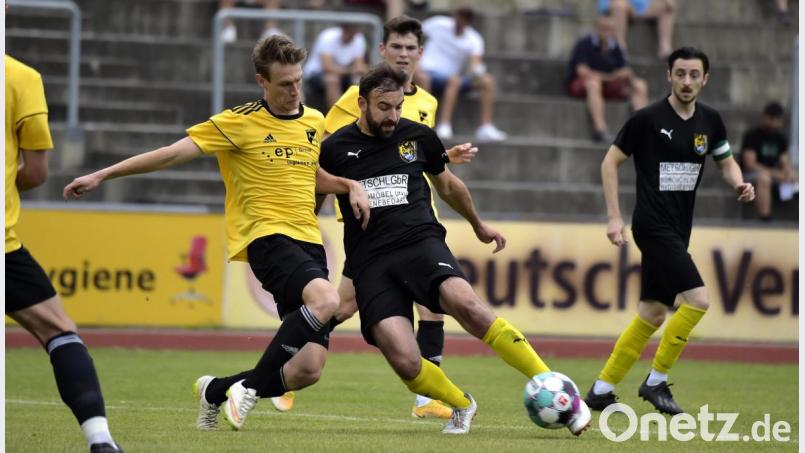 FC-Torjäger Dennis Kramer (rechts im Zweikampf) erzielte den Ausgleich des FC Amberg am Dienstagabend bei der SpVgg Lam. Die Vorlage kam von Benjamin Burger (rechts hinten). Archivbild: Hubert Ziegler