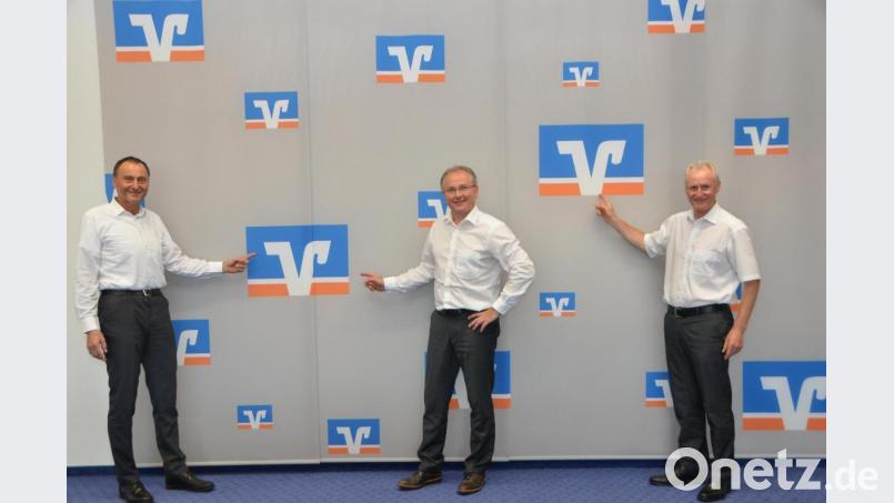 Vorstandssprecher Direktor Karl Völkl (links) und die Direktoren Robert Stahl (rechts) und Werner Bäumler (Mitte) haben gut lachen. Sie haben die Raiffeisenbank erfolgreich durch die Corona-Pandemie geführt und sind auch für die Zukunft gut aufgestellt. Bild: dob