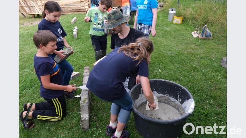 Die wegen Corona abgespeckte Variante des traditionellen Sommerlagers des CVJM Rosenberg kam bei den teilnehmenden Kindern gut an. Besonders gut gefiel ihnen die Aufgabe, die chinesische Mauer zu bauen. Bild: Micha Aures/exb