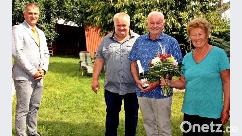 Angela und Michael Hummer (von rechts) feierten diamantene Hochzeit. Ausflüge mit dem Wohnmobil und Radfahrten zählen noch immer zu ihren Freizeitbeschäftigungen. Bürgermeister Dietmar Schaller (links) und Sohn Armin (Zweiter von links) gratulierten. Bild: zer