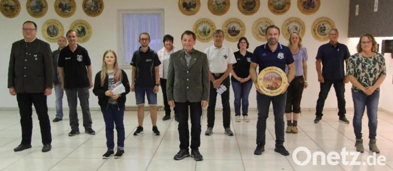 Die Bürgerscheibe ging an Christian Winkler (Vierter von rechts). Im Bild die drei Erstplatzierten in den jeweiligen Wertungsklassen. Bild: ral
