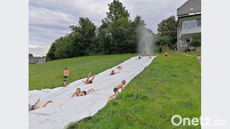 Ihre helle Freude am Ferienprogrammangebot der Feuerwehr Friedenfels hatten 35 Kinder. Ob Wasserrutsche (Bild) oder große Fontänen des Wasserwerfers - die Jungen und Mädchen waren begeistert. Bild: bsc