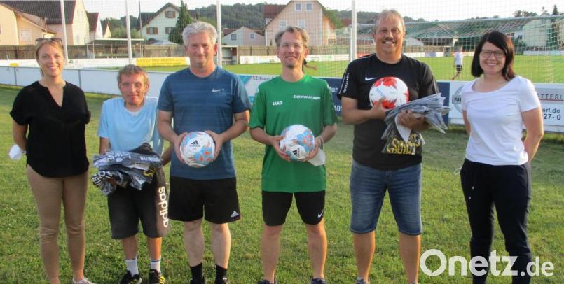 Die Gewinner der Sommerspielrunde „Nicht ohne meine Mädels“ mit den die Offiziellen: (von links) Spielleiterin Janina Zilk, Matthias Balanowski (Regensburger Turnerschaft U13), Alexander Kalteis (SC Regensburg U15), Michele Hille (TSV Neudorf U17), Klaus Gamperl (TSV Theuern U11) und Kerstin Costa, die Vorsitzende des Bezirks-Frauen- und Mädchenausschusses. Bild: Georg Müllner
