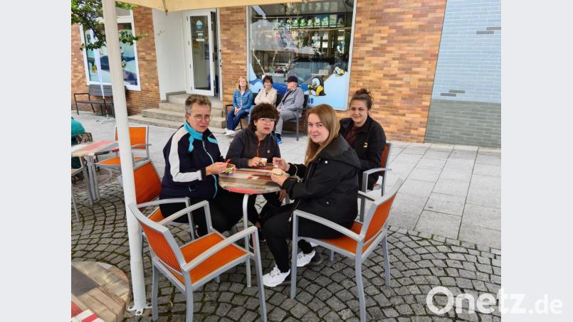 In der Gruppe zu Viert schmeckt das Eis gleich umso besser - noch dazu, wenn es gratis ist. Bild: sne