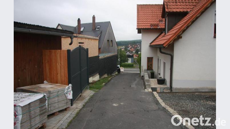 Der Fußweg (hier der Blick in die nahe Marienstraße beziehungsweise auf die Ortsteile Niederreuth und Ludwigshöhe) war Beratungsthema im Gemeinderat. Bild: wro
