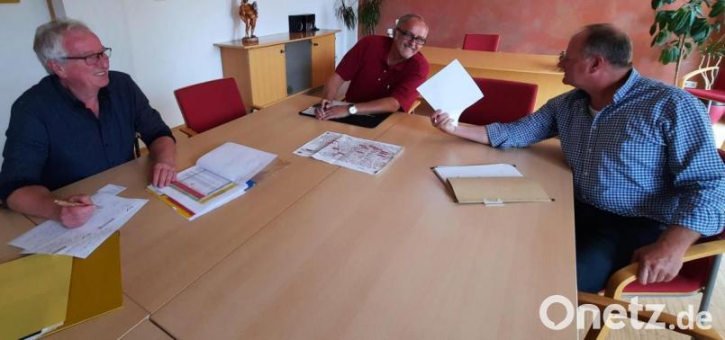 Wollen öffentliche Gebäude mit einer regenerativ erzeugten Energie beheizen (von links): Projektberater Hans Hollederer, Bürgermeister Anton Peter und Investor Gerhard Schuller. Bild: oe