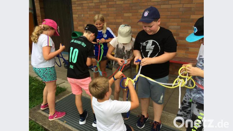 Die gegnerischen Knoten mussten bei der Kinderolympiade wieder gelöst werden. Bild: gi