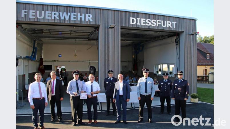 Kommandant Konrad Helgert (Dritter von links) übernimmt den Schlüssel von Architekt Wolfgang Schultes (rechts daneben). Bild: jma