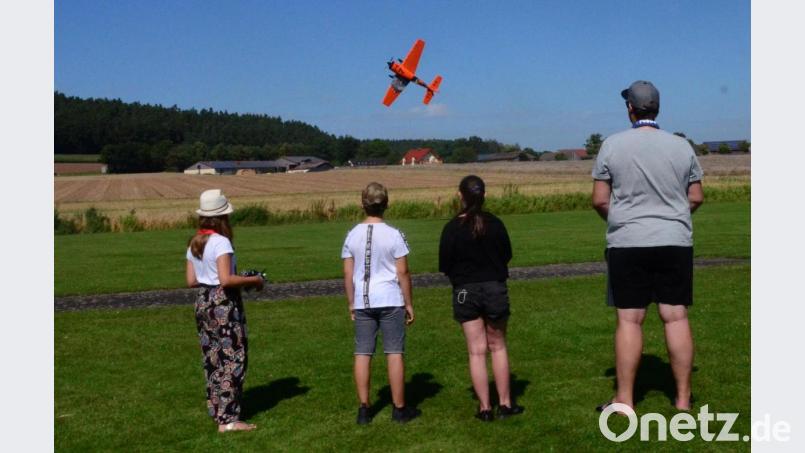 Kinder lassen auf dem Modellflugplatz bei Maierhof Flieger kreisen. Bild: Kunz