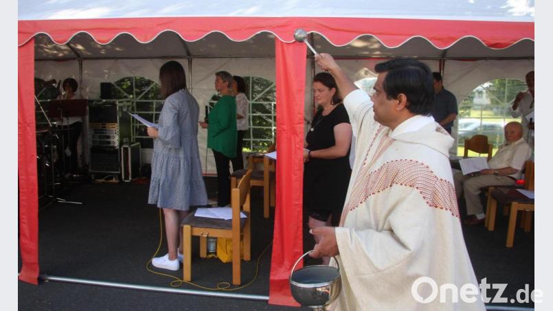 Im Anschluss an die Messe segnete Pater Martin die Kräuterbüschel. Bild: wro