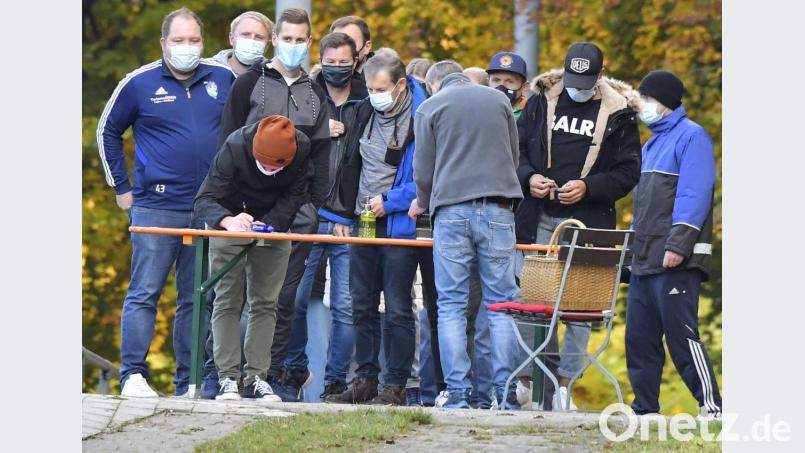 Neben der Datenerfassung müssen die Weidener Fußballvereine künftig auch überprüfen, ob Spieler, Trainer, Betreuer und auch Zuschauer geimpft, genesen oder getestet sind. Symbolbild: Ziegler