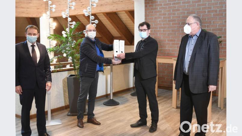 Es hat was von einem weihnachtlichen Geschenk. Medbo-Baudirektor Marco Hutzler (Zweiter von links) übergibt die Unterlagen für den Bauantrag der neuen Jugendpsychiatrie an Weidens Baudezernenten Oliver Seidel. OB Jens Meyer (links) Und Bezirkstagsvizepräsident Lothar Höher sehen das gerne. Bild: Gabi Schönberger