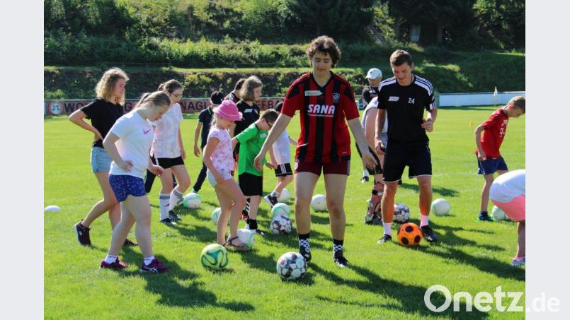 19 Mädchen und Buben nahmen am ersten Schnuppertraining des neu gegründeten Team Bananenflanke auf dem Sportgelände des ASV Neustadt/WN. teil. Sie waren von Beginn an mit Begeisterung dabei. Bild: prh