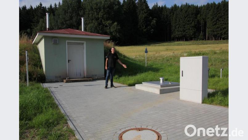 Bürgermeister Franz Schöner überzeugte sich persönlich von den Baumaßnahmen an der Wasserversorgungsanlage. So wurden auch die Quellsammelschächte erneuert. Bild: kro