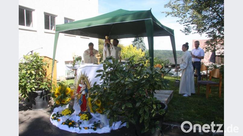 Den Altar und den Platz davor hatte Franziska Heindl geschmückt. Bild: wro