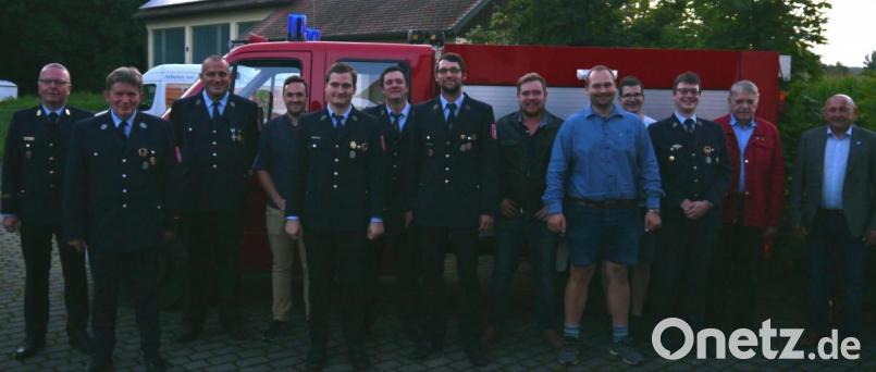 Die Feuerwehr Ursulapoppenricht wählt einen neuen Vorstand (von links): Kreisbrandinspektor Christof Strobl, Kommandant Richard Lösch, Zweiter Kommandant Michael Lobenhofer, Patrick Venzl, Vorsitzender Klaus Götz, Stefan Schmidl, Andreas Mertel, Hubertus Herrmann, Markus Pfab, Alexander Schmidbauer, Sebastian Wiesgickl, Willibald Götz und Zweiter Bürgermeister Georg Götz. Bild: Nicole Koller