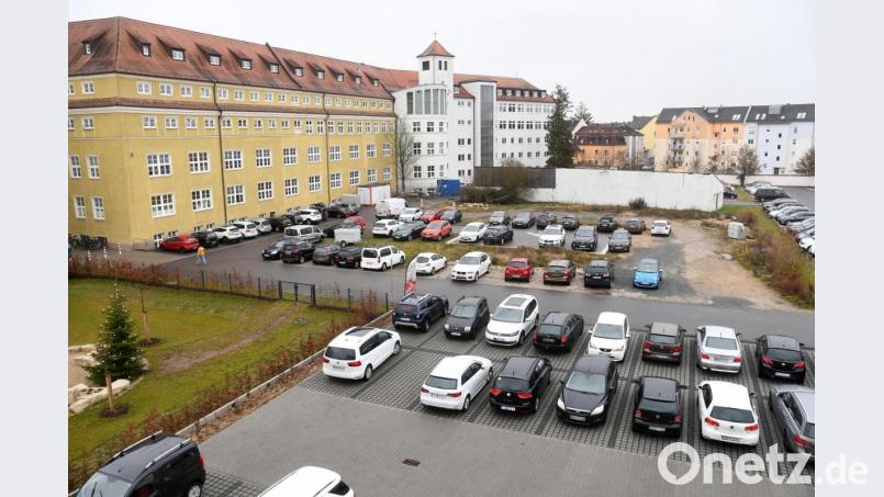 Der Parkplatz gegenüber dem senffarbenen Augustiner-Gebäude soll für den Neubau der Kinder- und Jugendpsychiatrie weichen. Links unten ist der Patientengarten der Palliativstation des Klinikums zu sehen. Bild: Gabi Schönberger