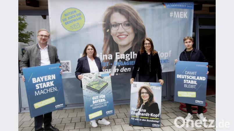 CSU-Kreisvorsitzender Alexander Flierl, FU-Kreisvorsitzende Marianne Forster und stellvertretender JU-Kreisvorsitzender Peter Scharnagl (von links) stärken der CSU-Bundestagskandidatin Martina Engelhardt-Kopf (Zweite von rechts) in der heißen Wahlkampfphase den Rücken. Bild: Hirsch