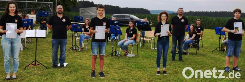 Die gute Nachwuchsarbeit zahlt sich für die Blaskapelle Ammerthal bei der Leistungsprüfung aus (von links): Lena Ibler (Querflöte), Manuel Jung (Dirigent), Kilian Ludwig (Trompete), Emilie Reiser (Klarinette), Daniel Haller (Vorsitzender) und Tizian Stein (Tuba). Bild: oe