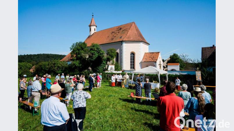 Der Wallfahrtsgottesdienst wird auf der Pfarrwiese hinter der Kirche Mariä Himmelfahrt gefeiert. Bild: Roland Klein/exb
