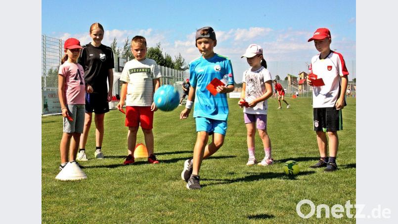 Spiel und Spaß im Ferienprogramm auf dem neuen Sportplatz in Pirk. Immer wieder beliebt ist das Torwandschießen. Bild: zer