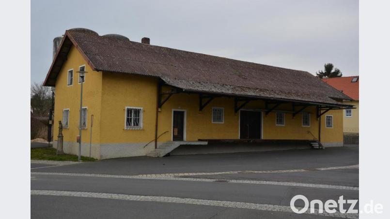Im Gebäude des historischen Lagerhauses wird im Erdgeschoss ein öffentliches und barrierefreies WC eingebaut, im Obergeschoss soll der Archivar der Neualbenreuther Vereine unterkommen, so das Ziel der Marktgemeinde. Bild: jr