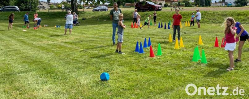 Bei Sonnenschein spielten die Kinder im Großformat das Spiel "Mensch ärgere Dich nicht". Bild: nza