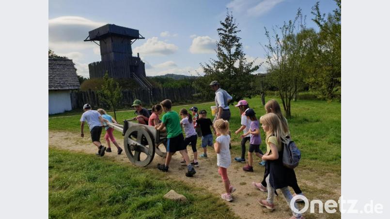 Viele „kleine Entdecker“ waren zum Ferienprogramm in den Geschichtspark gekommen. Im Bild eine der Gruppen mit Tierpfleger und Steinmetz Robert Mois.. Bild: Geschichtspark/exb