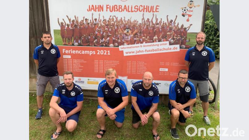 Vorsitzender Jürgen Lautner (vorne Zweiter von links) freut sich über den hohen Zuspruch zur dreitägigen Fußballschule des SSV Jahn Regensburg. Der Bundesligazweitligist kommt gleich mit fünf Trainern in die nördliche Oberpfalz zu seinem neuen Vereinspartner. Bild: mez