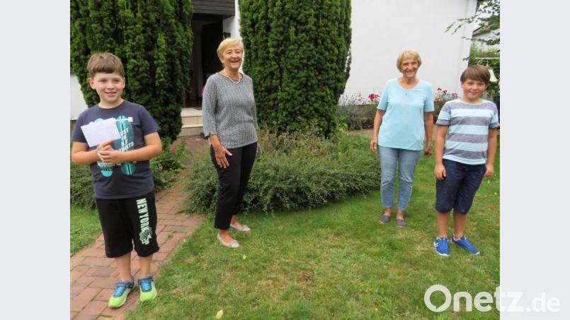 Julian Ettl (links) und Timo Schuller (rechts) übergaben auch im Namen von Amelia Gradl 450 Euro an Petra Troppmann und Jutta Harbig (Zweiter und Dritter von links) von der Kinderkrebshilfe Oberpfalz Nord. Bild: adj