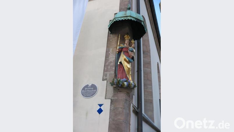 In neuem Glanz erstrahlt die restaurierte Holzmadonna am Westgiebel der Kemnather Stadtpfarrkirche. Bild: jzk