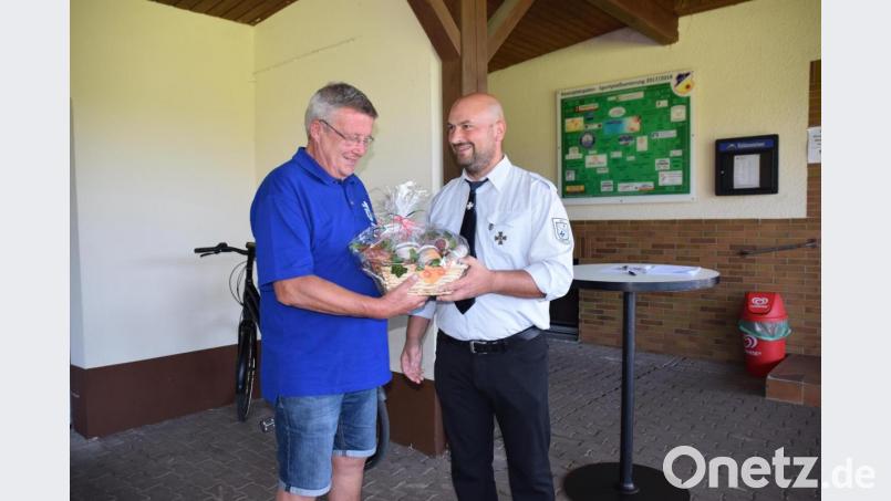 Vorsitzender Stefan Vogl verabschiedete Hans Koch aus der Vorstandschaft mit einem Geschenk Bild: wku