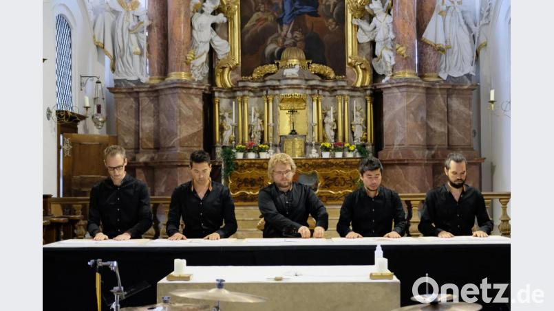 Brillante Klangkaskaden entfacht die &quot;Christian Benning Percussion Group&quot; unter anderem bei einer Tafelmusik der besonderen Art: Choreografisch durchorganisiert erzeugte das Ensemble Geräuschfelder auf einer Tischplatte. Bild: do