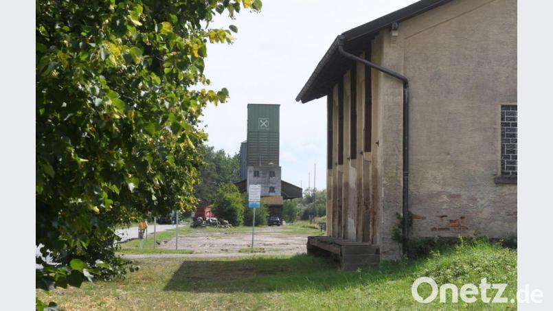Dieses Gelände zwischen der alten Güterhalle und dem Raiffeisen-Silo in der Bahnhofstraße in Weiherhammer hat die Firma Schrott Nasz gekauft. Anwohner sind misstrauisch. Sie fürchten bald Lärm und Dreck durch Verladearbeiten. Bild: phs