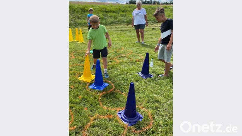 Jedes Hütchen musste einmal die gesamte Laufbahn passieren - die Gefahr vorm "Schmeißen" ließ die Spannung steigen. Bild: nza