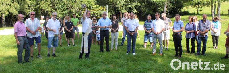 Diakon Rudolf Hoffmann (im Vordergrund) segnete die Freianlage in der Selingau. Zugegen waren auch (vorne, von links) Fördervereinsvorsitzender Bernd Würstl, Stellvertreter Thomas Graf, Norbert Horn, Vorsitzender der Steinwald-Allianz Johannes Reger, Landrat Roland Grillmeier, Bürgermeister Wolfgang Söllner und Landtagsabgeordneter Tobias Reiß. Bild: soj
