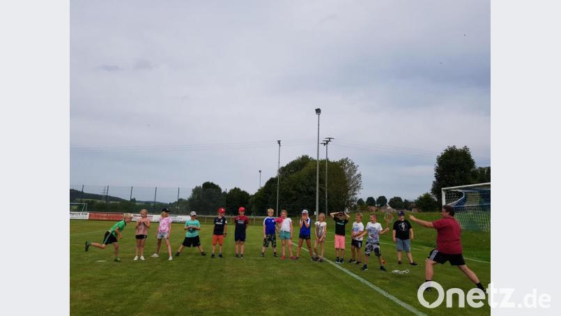 Baseball gespielt wurde mit Tennisschlägern und Tennisball. Das Werfen, Schlagen und laufen war sehr anstrengend. Jugendbeauftragten Sandro Stefinger zeigt wie es geht. Bild: gi