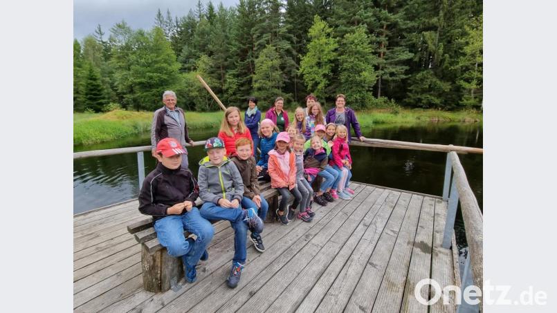 Waldthurner Ferienkinder auf Floßfahrt am Sieben-Insel-Weiher Bild: fvo