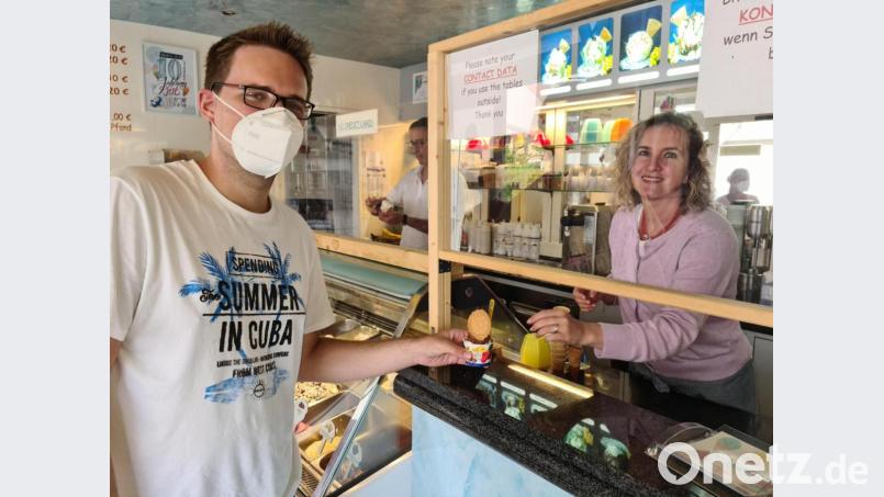 Zum Sommer gehören T-Shirt und Eis - auch wenn das Thermometer nur 16 Grad anzeigt. Bild: sne