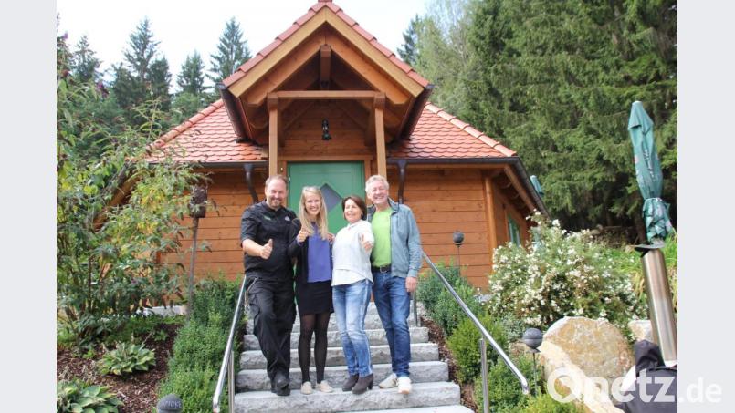 Für das geplante Open-Air im Juli 2020 auf dem "Grünen Gut" hat sich Andreas Meier (links) die Funk- und Fernsehgrößen (von rechts) Hans Kitzbichler, Brigitte Walbrun und Katharina Baur mit ins Boot geholt. Bild: frd