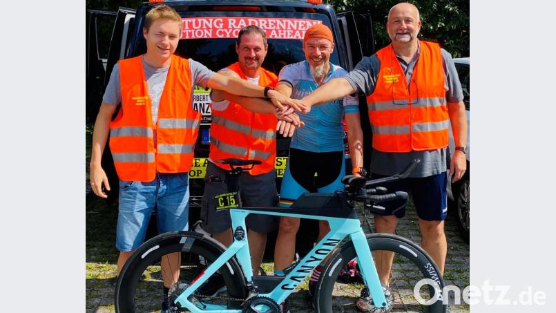 Das Bild zeigt den Ultra-Radsportler Herbert Manz (Zweiter von rechts) mit seinen Helfern Adrian Manz, Tobias Merl und Markus Gsödl (von links). Bild: RAA/exb