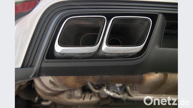 Polizeibeamte haben am Dienstagabend in Marktredwitz ein überlautes Auto gestoppt. Symbolbild: Timm Schamberger