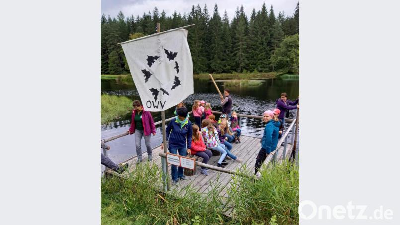 Waldthurner Ferienkinder auf Floßfahrt am Sieben-Insel-Weiher Bild: fvo